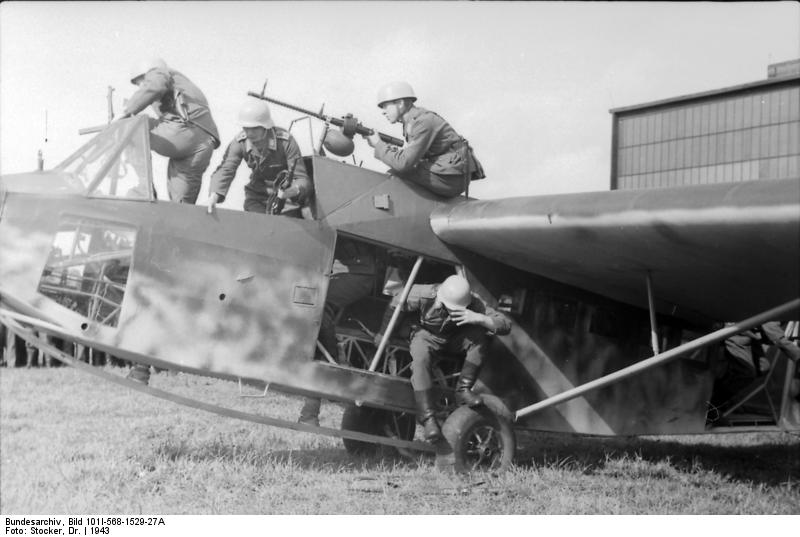 Bundesarchiv Bild 101I 568 1529 27A Italien Fallschirmjäger in Lastensegler